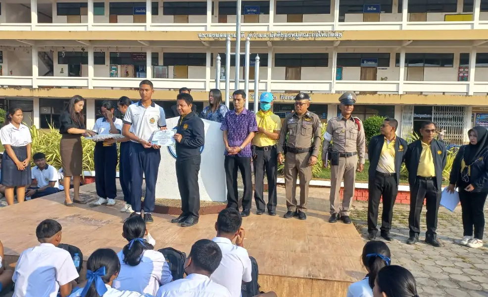 จิตอาสาร่วมโครงการนักเรียนรุ่นใหม่มีใบอนุญาตขับขี่