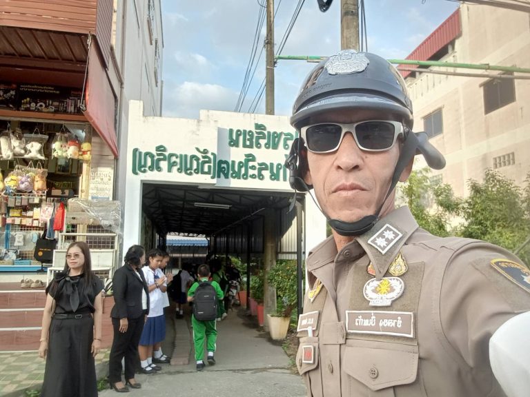 สภ.ระโนด ห่วงใยบุตรหลาน! ส่งจราจรดูแลหน้าโรงเรียนบ้านระโนต (ธัญเจริญ) ถนนราษฎร์บำรุง พาน้องๆ ข้ามถนนปลอดภัยรับเช้าวันใหม่