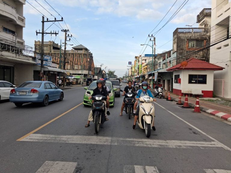 สภ.ระโนด ประจำจุดย่านเศรษฐกิจ! ส่งจราจรดูแล “แยกธนาคารออมสิน” ช่วงเช้า เร่งระบายรถ-สร้างความปลอดภัยใจกลางเมือง