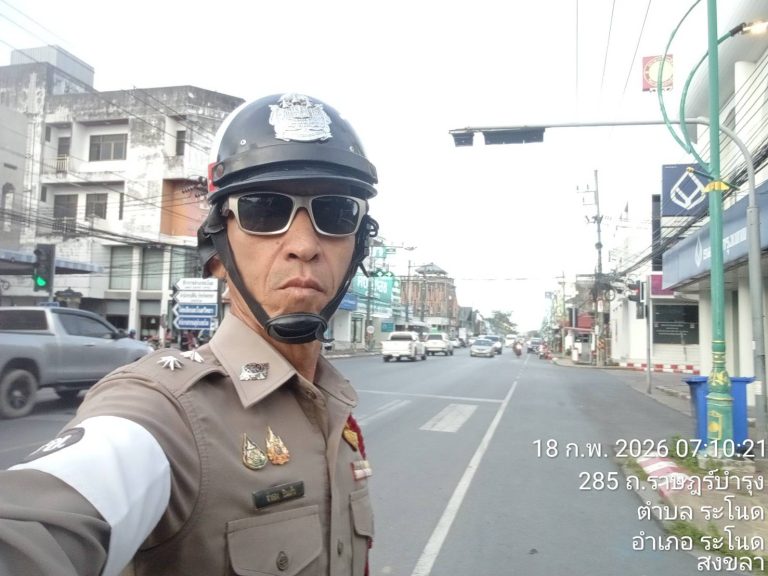 สภ.ระโนด ประจำจุดชั่วโมงเร่งด่วน! ส่งจราจรดูแล “แยกธนาคาร” ใจกลางเมืองระโนด เร่งระบายรถ-อำนวยความสะดวกประชาชนช่วงเช้า