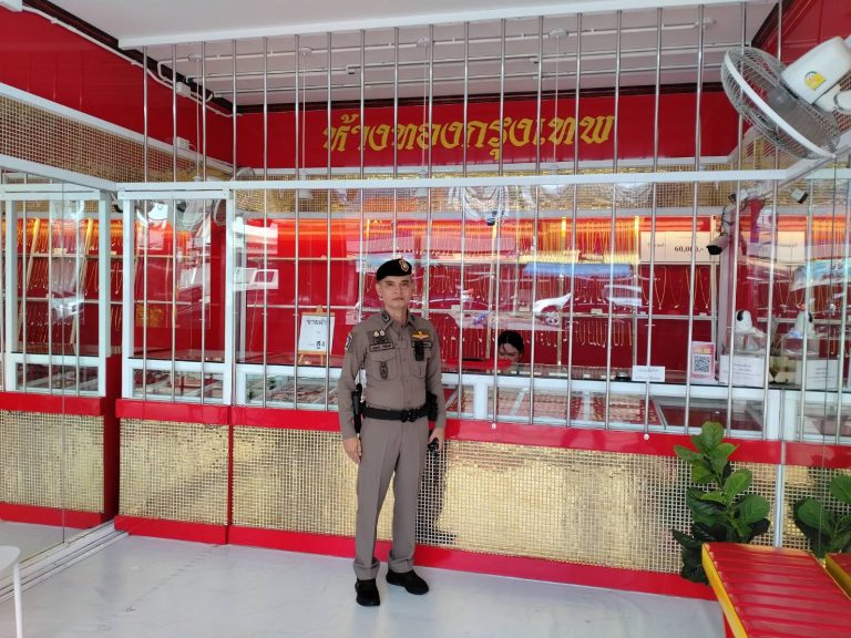 สภ.ระโนด คุมเข้มมาตรการเชิงรุก! ส่งกำลังสายตรวจลงพื้นที่ตรวจเยี่ยมธนาคารและร้านทอง สร้างความเชื่อมั่นด้านความปลอดภัยให้แก่ประชาชน