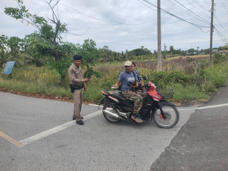 สภ.ระโนด เชิงรุก! ส่งสายตรวจลงพื้นที่ชุมชน ตั้งจุดสกัด “แยกบ้านหน้าทอง” ป้องปราบเหตุร้ายและเด็กแว้น สร้างความอุ่นใจให้ประชาชน