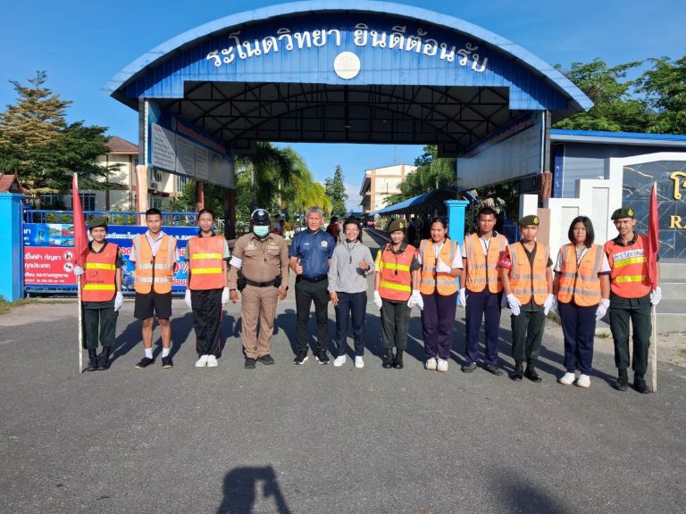 สภ.ระโนด ส่งเจ้าหน้าที่จราจรคุมเข้มหน้าโรงเรียนระโนดวิทยา จัดระเบียบเส้นทาง-ดูแลความปลอดภัยนักเรียนช่วงเช้า