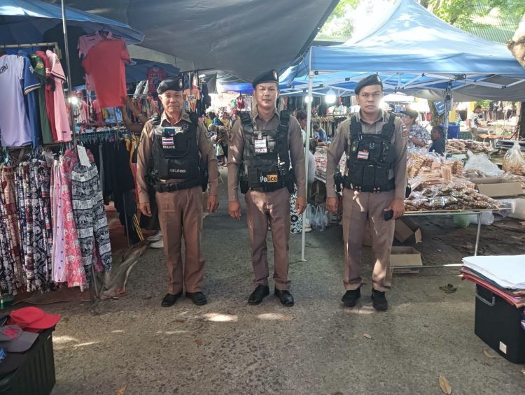 ตำรวจระโนดเดินเท้าคุมเข้มตลาดนัด! ส่งร้อยเวร 20 ลาดตระเวน “ตลาดนัดวันพุธวัดราษฎร์บำรุง” กวาดล้างบุหรี่ไฟฟ้า-สกัดขอทานข้ามชาติ-ดักพนันบอล