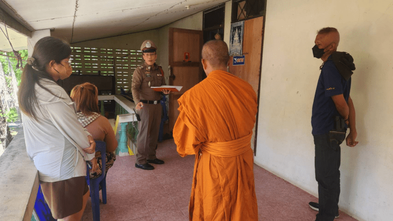 สภ.ระโนด ตรวจสอบเหตุพระลูกวัดมรณภาพในกุฏิ! หัวหน้างานคดี ชันสูตรเบื้องต้นไม่พบร่องรอยโดนทำร้าย คาดเกิดจากโรคประจำตัว